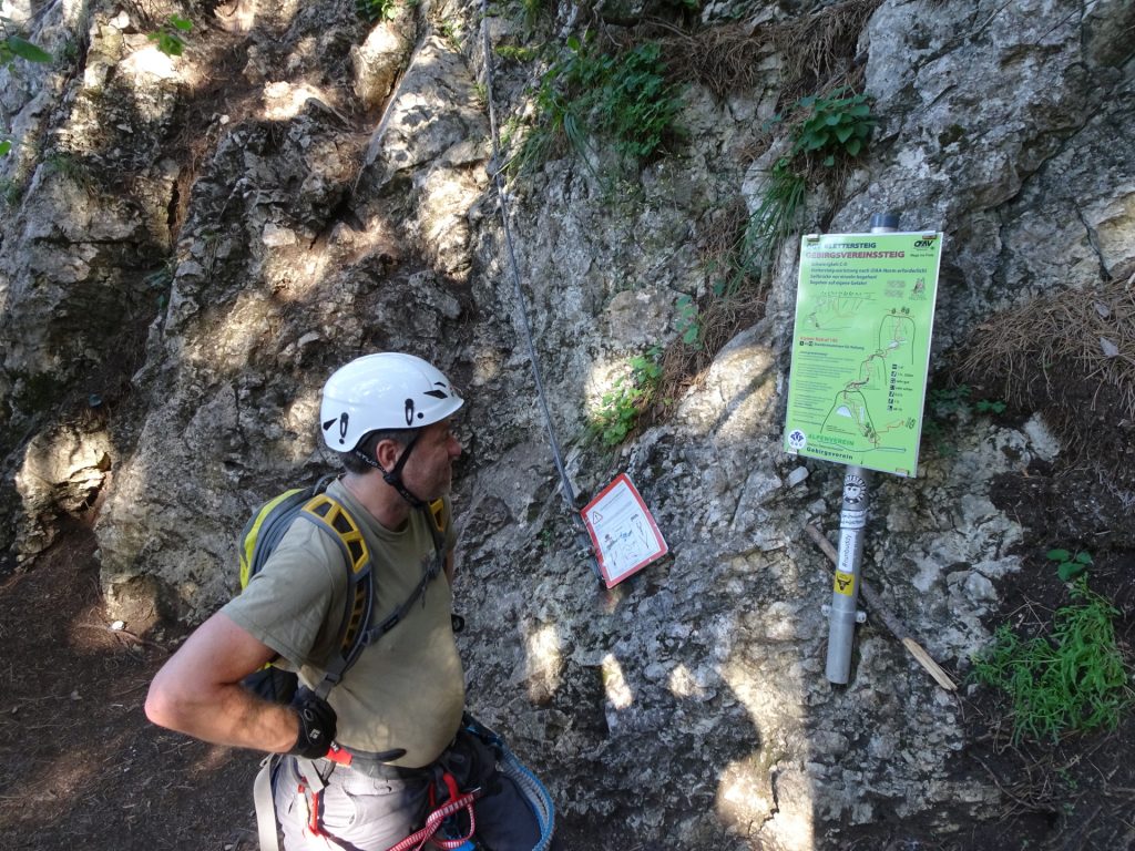 Robert studies the topo of the GV-Steig