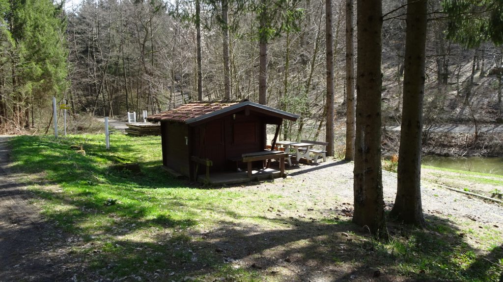 Nice rest area at the lake in "Unterkohlstätten" (with tap water!)