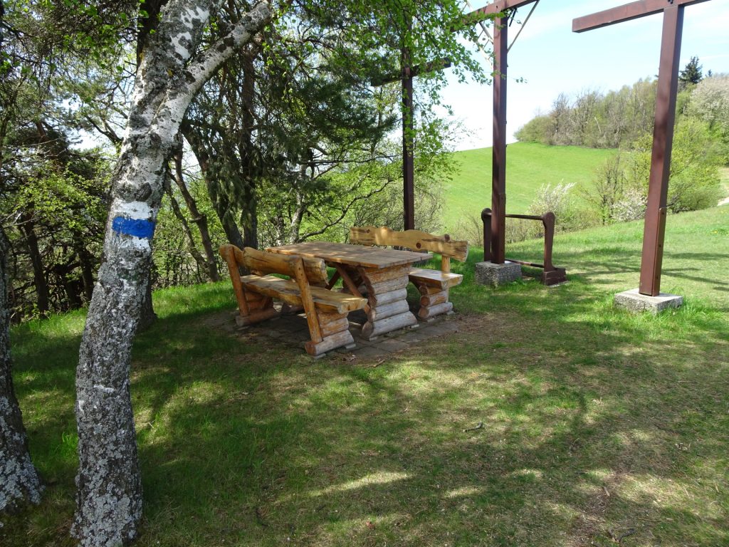 Nice rest area (Wetterkreuze Harmannsdorf) on the trail towards "Hutwisch"