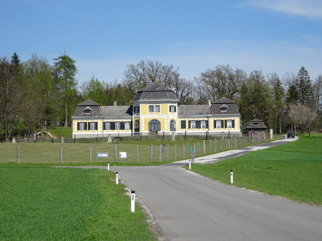 Passing by castle "Ziegersberg" (just before entering "Schlag")