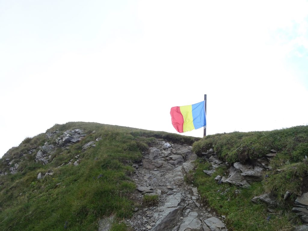 Approaching the saddle with the Romanian flag (turn right here!)